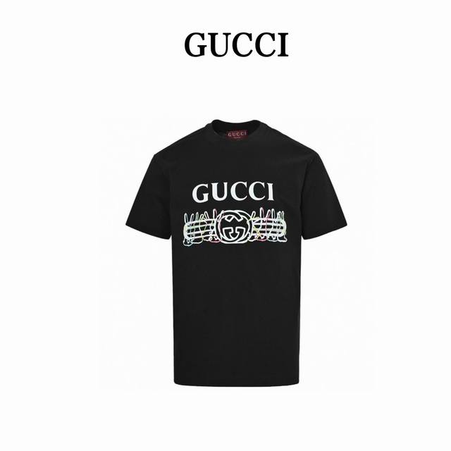 gucci 古驰 印花字母Logo短袖 传统设计以全新印花和提花细节焕新诠释。这款T恤以Gucci复古标识印花全新呈现，焕新诠释品牌经典标识。 很宽松的廓形版型