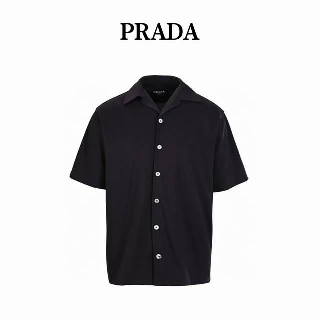 prada普拉达Prd 布标纽扣短袖衬衫 正品9650购入开发，采用40支珠地双股面料，激光烧花+胶浆印花工艺，布匹酵洗，定制1：1商标，宽松版型 Size：S