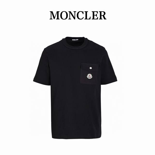 moncler蒙口Mc 标识口袋徽标短袖T恤 定制水韵摩尔平纹织锦，模版机开袋，预设的模板来指导开袋的位置，形状和大小，精确性确保了开袋效果质量，面料都经过浇洗