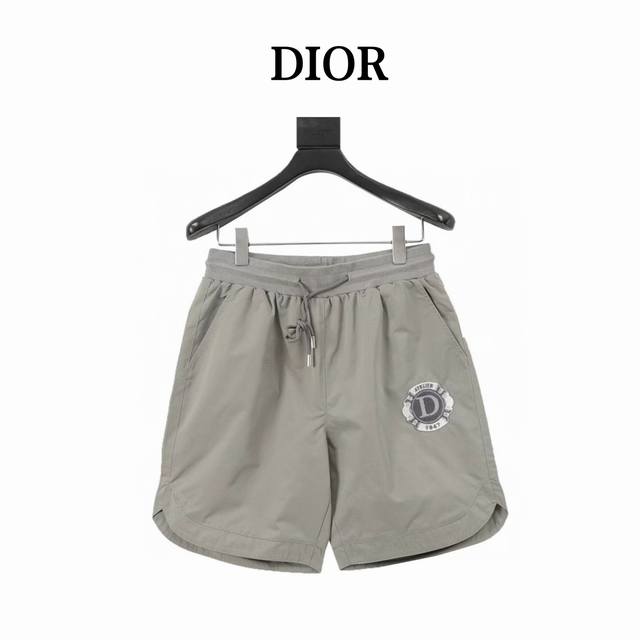 dior 迪奥 刺绣字母梭织短裤 面料采用3定制梭织面料，对照原版做丝滑超柔处理，布面肌理股线清晰明显，垂感一级棒，做工精致都到达外贸出口标准，一公分4.5针，