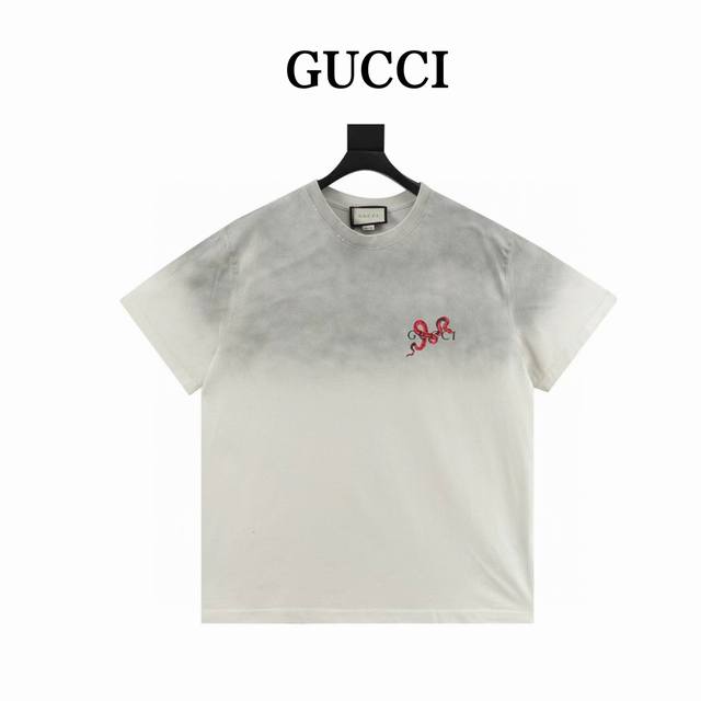 gucci 古驰 水洗蛇年限定印花圆领T恤 定制高克重 针织棉面料精心制作，手感特别的扎实，质感拉满，松软细腻上身舒适，优越的吸湿排汗性能，不闷热！胸前草写Lo