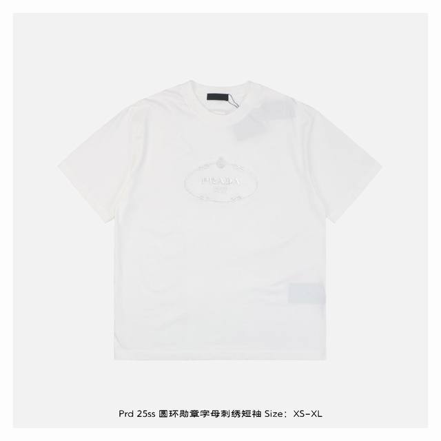 prada 普拉达 25Ss 圆环勋章字母刺绣短袖 面料采用230克重精梳棉，定制32支1*1螺纹，成衣两遍水洗处理，面料舒适亲肤无异感，定制定染面料，纺织密度