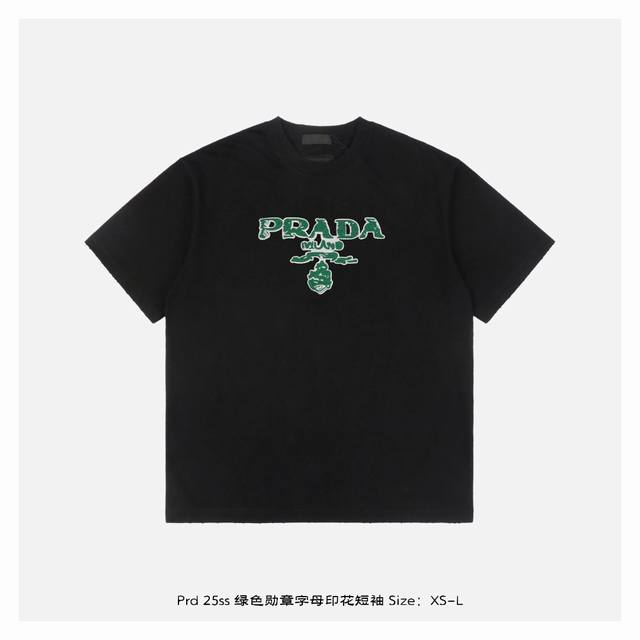 prada 普拉达 25Ss 绿色勋章字母印花短袖 面料采用230克重精梳棉，定制32支1*1螺纹，成衣两遍水洗处理，面料舒适亲肤无异感，定制定染面料，纺织密度