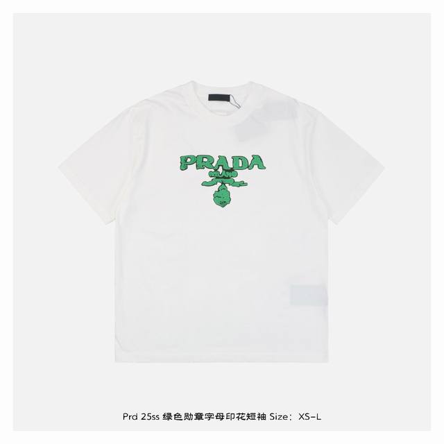 prada 普拉达 25Ss 绿色勋章字母印花短袖 面料采用230克重精梳棉，定制32支1*1螺纹，成衣两遍水洗处理，面料舒适亲肤无异感，定制定染面料，纺织密度