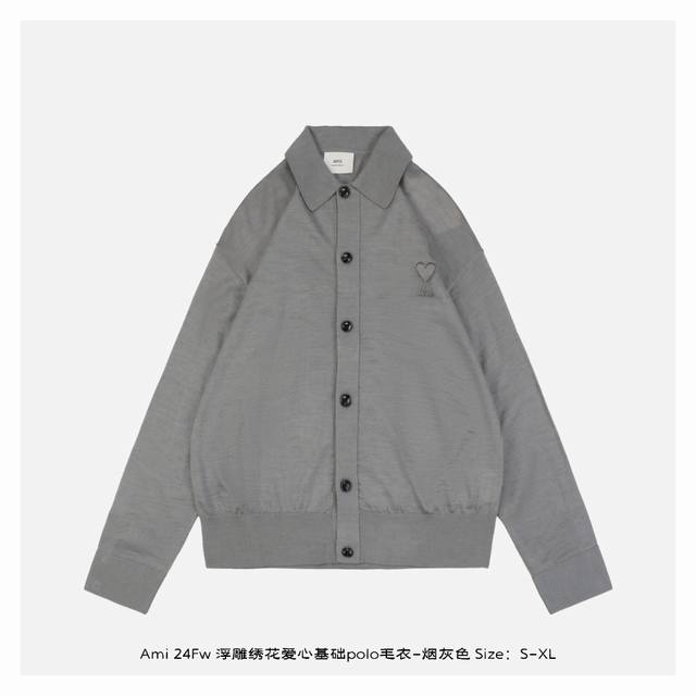 ami 24Fw 浮雕绣花爱心基础Polo毛衣-烟灰色 原版1950购入，毛纱使用100%绵羊毛材质，100%绵羊毛制品因其高雅的质感和卓越的保暖性能，一直是秋