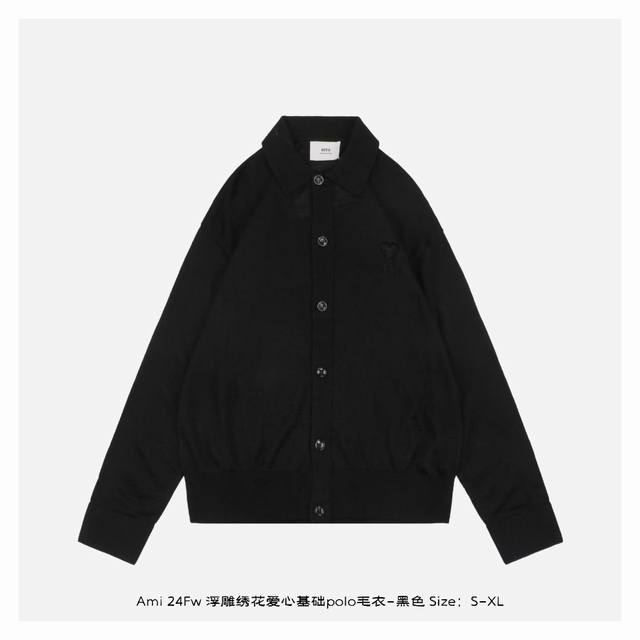 ami 24Fw 浮雕绣花爱心基础Polo毛衣-黑色 原版1950购入，毛纱使用100%绵羊毛材质，100%绵羊毛制品因其高雅的质感和卓越的保暖性能，一直是秋冬