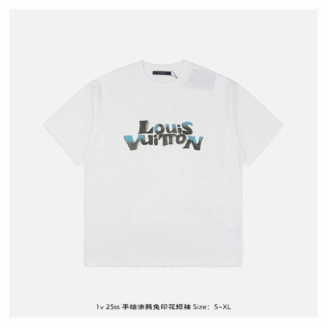 lv 25Ss 手绘涂鸦兔印花短袖 面料采用 克重精梳棉，定制32支1*1螺纹，成衣两遍水洗处理，面料舒适亲肤无异感，定制定染面料，纺织密度高，垂感佳，不易变形