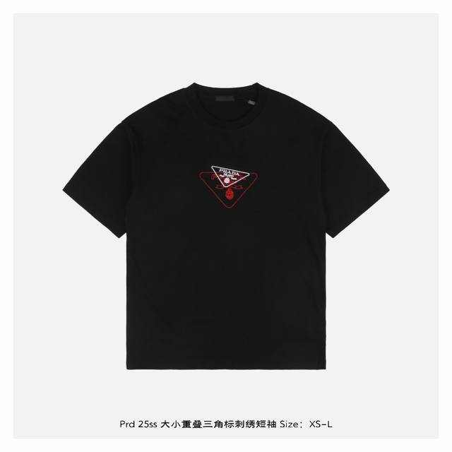 prada 普拉达 25Ss 大小重叠三角标刺绣短袖 面料采用230克重精梳棉，定制32支1*1螺纹，成衣两遍水洗处理，面料舒适亲肤无异感，定制定染面料，纺织密