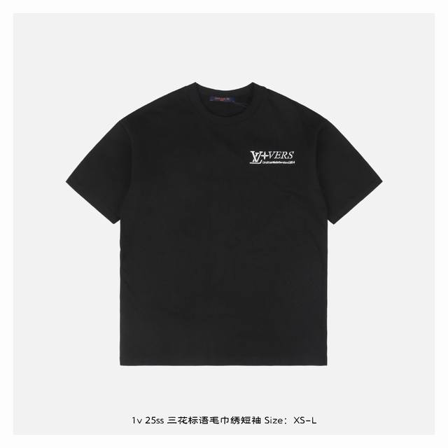 lv 25Ss 三花标语毛巾绣短袖 面料采用 克双纱重精梳棉，同缸定染特种加粗32支双股1*1螺纹，双针车线跨缝工艺，成衣两遍水洗处理，面料舒适亲肤无异感，定制