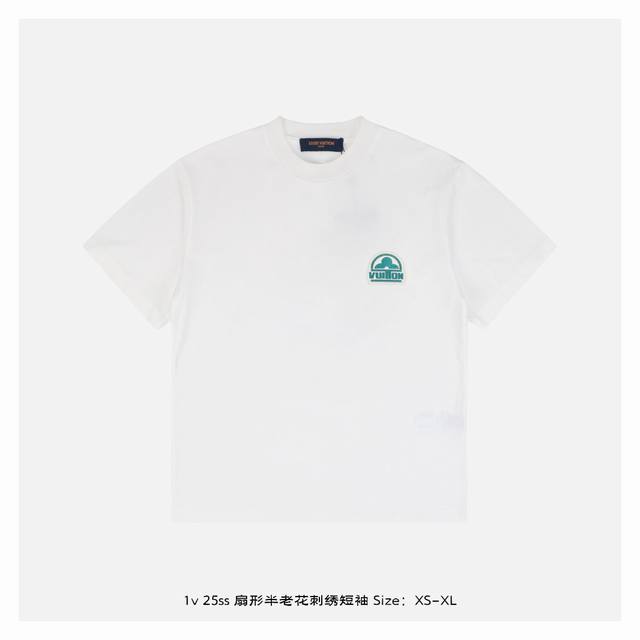 lv 25Ss 扇形半老花刺绣短袖 面料采用230克重精梳棉，定制32支1*1螺纹，成衣两遍水洗处理，面料舒适亲肤无异感，定制定染面料，纺织密度高，垂感佳，不易