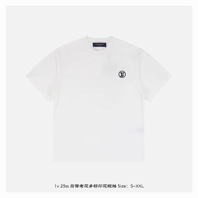lv 25Ss 后背老花多标印花短袖 面料采用230克重精梳棉，定制32支1*1螺纹，成衣两遍水洗处理，面料舒适亲肤无异感，定制定染面料，纺织密度高，垂感佳，不