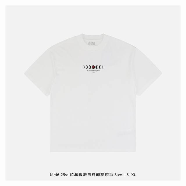 maison Margiela 马吉拉 25Ss 蛇年限定日月印花短袖 面料采用 克重精梳棉，定制32支1*1螺纹，成衣两遍水洗处理，面料舒适亲肤无异感，定制定