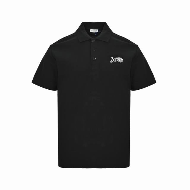 burberry 巴宝莉 25Ss 草体签名字母刺绣Polo短袖 选用珠地网眼布棉质面料打造，采用双罗纹针织工艺，形成凹凸交替的蜂巢状立体纹理，表面分布细密的网