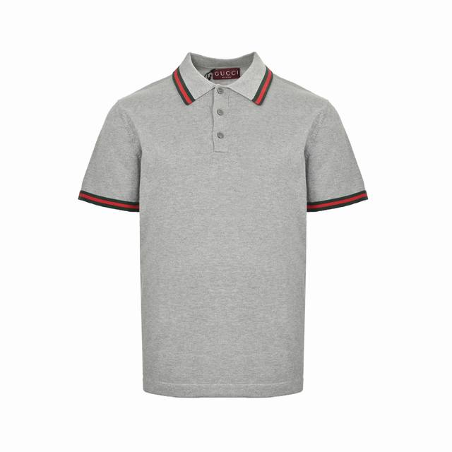 gucci 古驰 25Ss 红绿条纹银线针织Polo短袖 采用银色银丝线混纺棉质丝线针织，在光线照射下呈现出闪亮光泽，领口与袖口翻领采用G家经典红绿撞色提花装饰