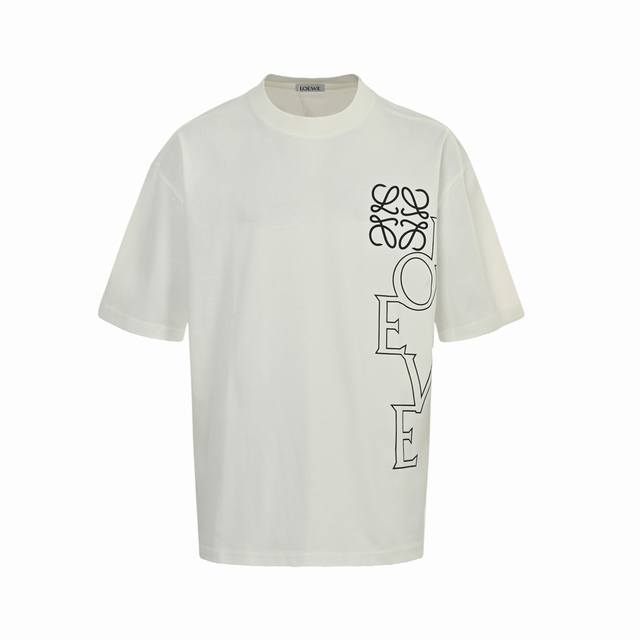 loewe 罗意威 25Ss 镂空字母印花短袖 面料采用定制240G 26支特滑双股精棉平纹高密无尘全棉布料。前幅高密度加厚，走线平整，代工品质，全套定制辅料。