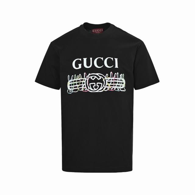 gucci 古驰 印花字母Logo短袖 传统设计以全新印花和提花细节焕新诠释。这款T恤以Gucci复古标识印花全新呈现，焕新诠释品牌经典标识。 很宽松的廓形版型