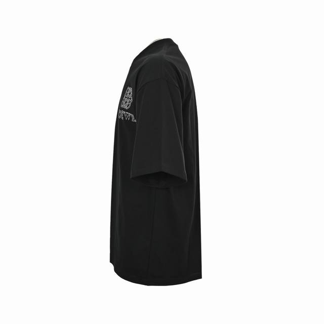 loewe 罗意威 25Ss 烫钻四叶草短袖 面料采用定制240G 26支特滑双股精棉平纹高密无尘全棉布料。前幅高密度加厚，走线平整，代工品质，全套定制辅料。