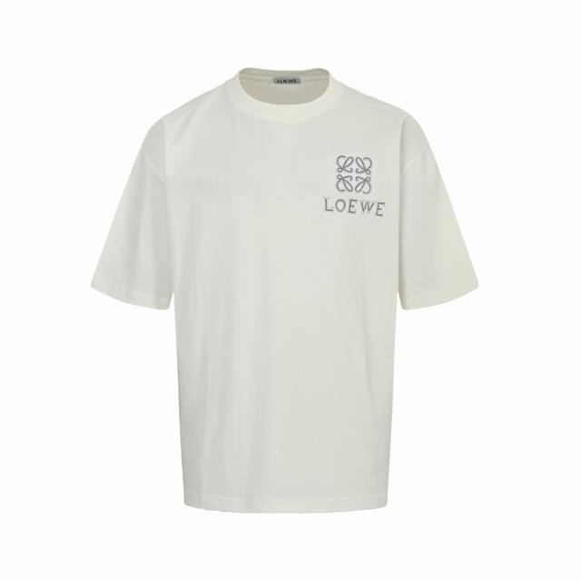 loewe 罗意威 25Ss 烫钻四叶草短袖 面料采用定制240G 26支特滑双股精棉平纹高密无尘全棉布料。前幅高密度加厚，走线平整，代工品质，全套定制辅料。