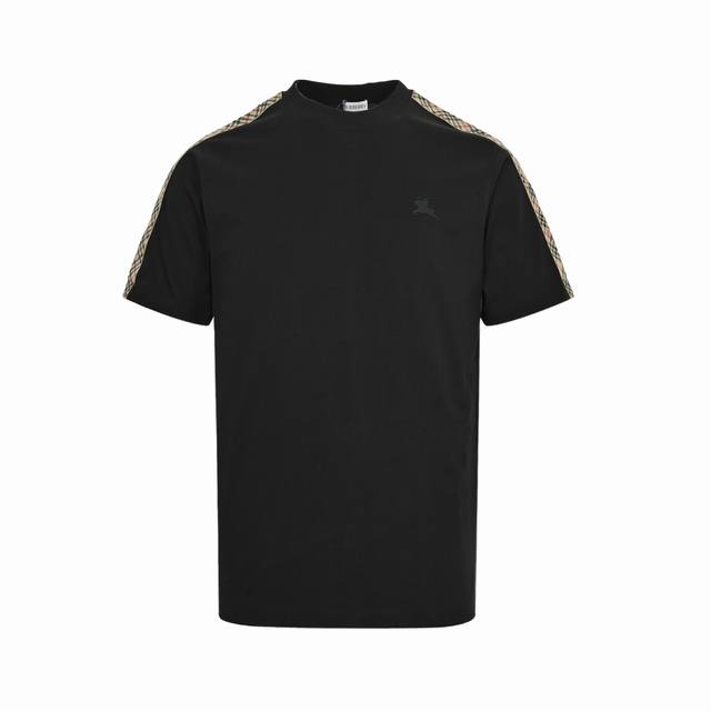 burberry 巴宝莉 25Ss 战马刺绣肩部格纹织带短袖 采用定制面料。添加杜邦公司Sorona 索罗娜 材料，亲肤性好、改善缩水，同时可以支撑面料良好的保