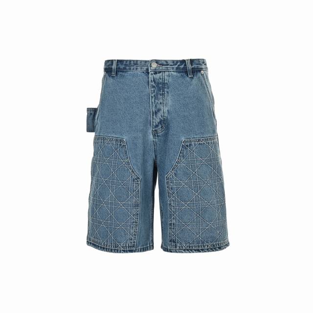 dior 迪奥 24Ss 藤格纹刺绣工装牛仔短裤 原14,500购入，采用定织定染蓝色棉质斜纹面料，面料主要由棉纤维制成，斜纹牛仔面料还具有很好的耐磨性和耐久性
