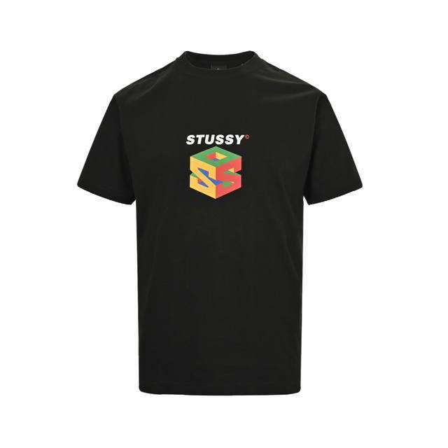stussy 斯图西 23Ss 魔方S字母印花短袖 面料采用230克重精梳棉，定制32支1*1螺纹，成衣两遍水洗处理，面料舒适亲肤无异感，定制定染面料， 纺织密