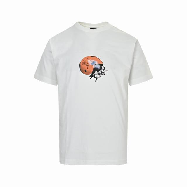 stussy 斯图西 23Ss 瓢虫字母印花短袖 面料采用230克重精梳棉，定制32支1*1螺纹，成衣两遍水洗处理，面料舒适亲肤无异感，定制定染面料， 纺织密度
