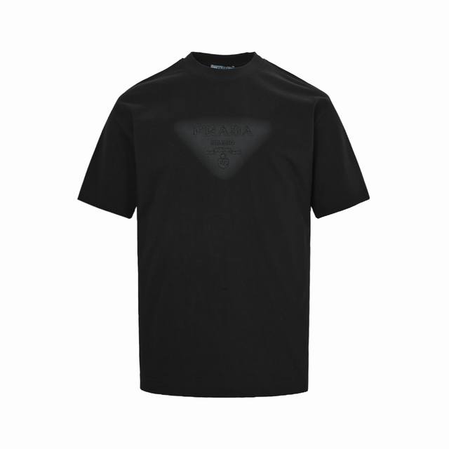 prada 普拉达 25Ss 三角标刺绣喷墨短袖 面料采用高克重260G重精梳棉，定制1:1螺纹，面料舒适亲肤无异感， 制定染面料，纺织密度高，垂感佳，不易变形