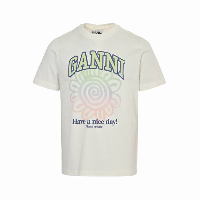 ganni 25Ss 太阳花印花短袖 如果你还不认识来自哥本哈根的Ganni 那真的要告诉你 这个牌子穿过的明星实在是太多了 韩潮顶流加持和她独具特色的笑脸 成