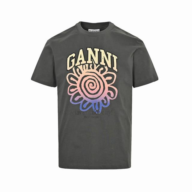 ganni 25Ss 太阳花印花短袖 如果你还不认识来自哥本哈根的Ganni 那真的要告诉你 这个牌子穿过的明星实在是太多了 韩潮顶流加持和她独具特色的笑脸 成
