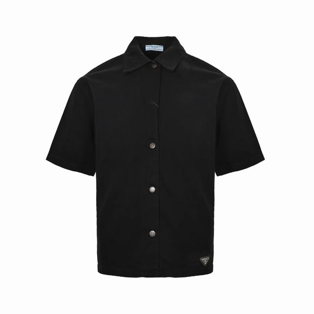 prada 普拉达 三角徽标牛仔短袖衬衫 定制臻绒高密幻影斜纹缎，以水洗单宁为画布，标志性三角标点缀于下摆，落肩剪裁勾勒慵懒廓形，采用进口专机红外线定位“Pra