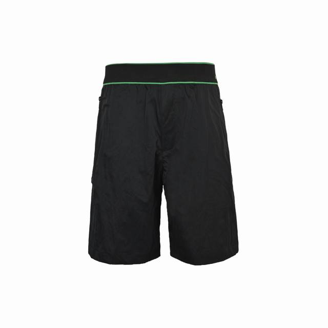 bottega Veneta Bv 绿线织带梭织短裤 原版1 W国外购入开发，定织高密度100％锦纶梭织布，并做涂层做手感，市场并无此款现货，定染蓝光黑，腰头定