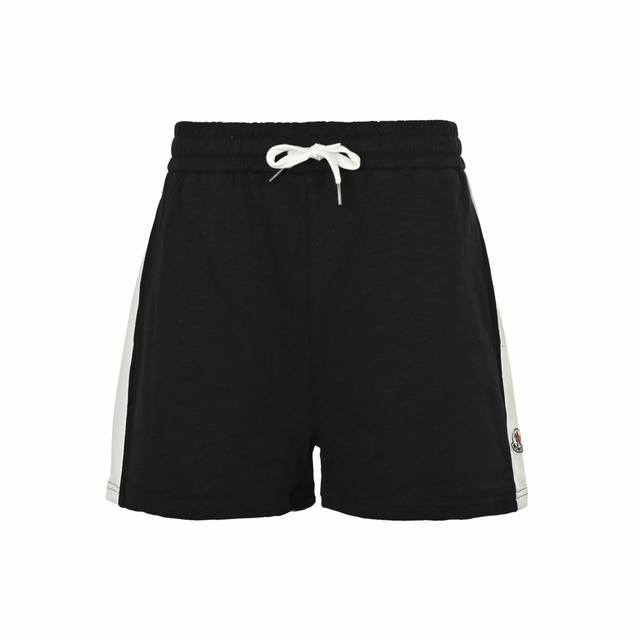 monecler 蒙口 四色白边Logo短裤 时尚型裁设计 兼具个性 简约不简单 ，内里工整严密,手感柔软细腻上身舒适透气撞色缝线醒目时尚 经典的金属Milan