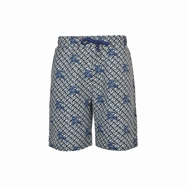burberry 巴宝莉 25Ss 满印战马短裤 全新美学灵感趣味设计,渠道性质精品。让整体造型设计更加优雅时尚，今夏最火系列，无数明星潮人追捧。裁剪工艺细节处