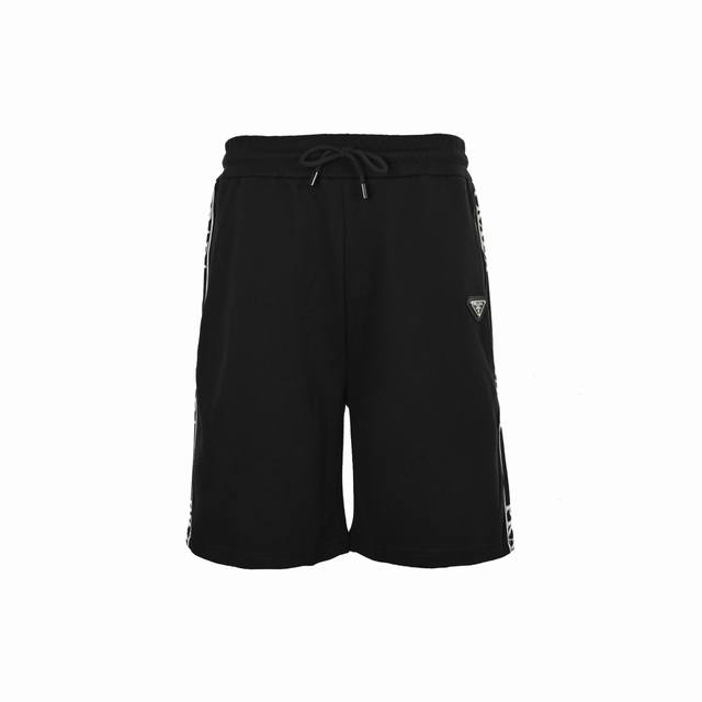 prada 普拉达 23Ss 三角标提花织带短裤 夏季新款短裤 经典铁三角标 织带拼接休闲五分裤、高品质牛肚面料、特别手感、超级质感 舒适柔软透气 休闲宽松版型