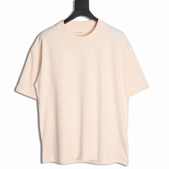 calvin Klein 25Ss Ck小刺绣背后喷墨短袖T恤 原版打版，耗时一个多月，刺绣+印花+钢印一体的工艺-莱卡面料质感非常细腻 ，260的高克重穿上挺