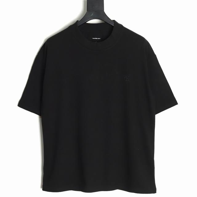 calvin Klein 25Ss Ck小刺绣背后喷墨短袖T恤 原版打版，耗时一个多月，刺绣+印花+钢印一体的工艺-莱卡面料质感非常细腻 ，260的高克重穿上挺