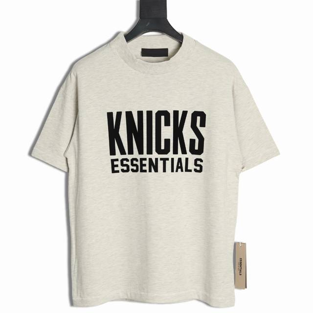 fear Of God X Nba Fog联名字母短袖T恤 面料采用21S纯棉双纱环锭纺面料 水洗后克重240G 印花为植绒印花 区别市场看图做货的垃圾货 全部