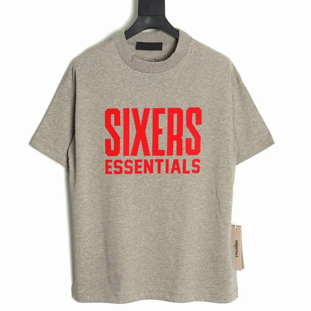 fear Of God X Nba Fog联名字母短袖T恤 面料采用21S纯棉双纱环锭纺面料 水洗后克重240G 印花为植绒印花 区别市场看图做货的垃圾货 全部