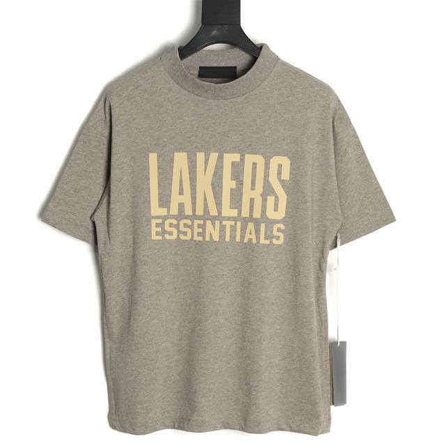 fear Of God X Nba Fog联名字母短袖T恤 面料采用21S纯棉双纱环锭纺面料 水洗后克重240G 印花为植绒印花 区别市场看图做货的垃圾货 全部