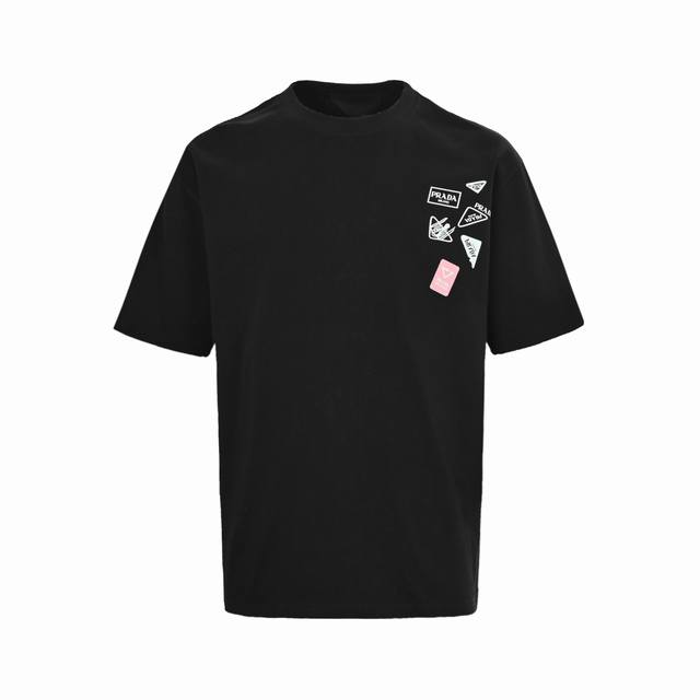 prada 普拉达 25Ss 多标印花短袖 采用进口田岛绣花机制作 辅料均开磨定制 正确配置 黑色2025普拉达正品包装 200克定制定染爽滑珠地 版型大 宽松