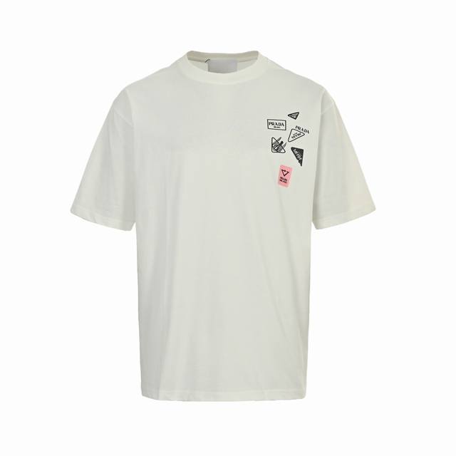 prada 普拉达 25Ss 多标印花短袖 采用进口田岛绣花机制作 辅料均开磨定制 正确配置 黑色2025普拉达正品包装 200克定制定染爽滑珠地 版型大 宽松