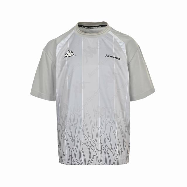 acne Studios 25Ss 联名运动短袖 主体采用闪光平纹布，混纺21%金银丝纤维与79%异形截面聚酯纤维，通过双面压光工艺实现单向反光效果，同时保留吸