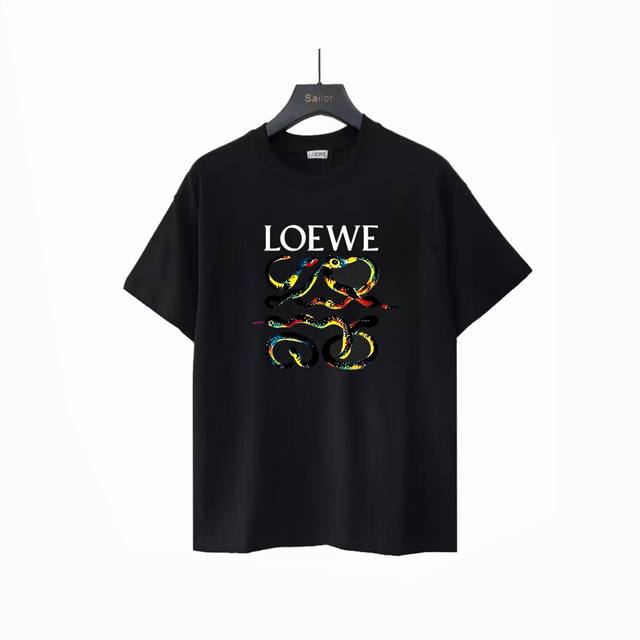 实拍细节图 +尺码表 Loewe 罗意威 蛇年限定印花短袖 Logo精致升级，灵感源自八十年代复古 原版面料 官方同款 短袖T恤 定制260克同缸染面料 手感非