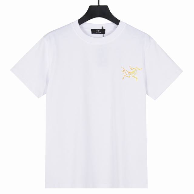 arcteryx始祖鸟25Ss新款金色渐变Logo鸟前后印花短袖T恤 面料采用280克重精梳棉，定制32支1*1螺纹，成衣两遍水洗处理，面料舒适亲肤无异感，定制