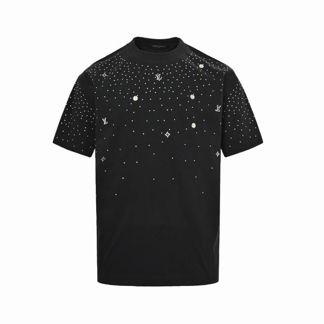louis Vuitton 路易威登 25Ss 铆钉Logo满天星烫钻短袖 奢华暗黑高街，哈雷摇滚朋克精神， 各种机械风的铆钉组合，搭配满身烫钻工艺，全手工制作