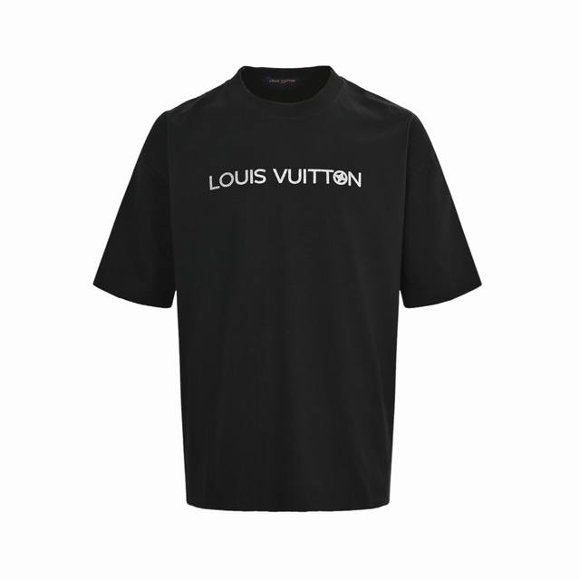 louis Vuitton 路易威登 25Ss 烫银字母短袖 面料采用定制240G 26支特滑双股精棉平纹高密无尘全棉布料。前幅高密度加厚，走线平整，代工品质，
