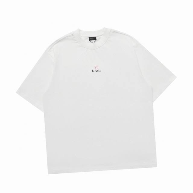 巴黎世家 Balenciaga 夏季新款 爱心手抄刺绣圆领短袖T恤，面料织纹平顺光洁，柔软瓷实的触感，注定有着无比享受的穿着舒适度，吸湿透气、即便是闷热的夏天也