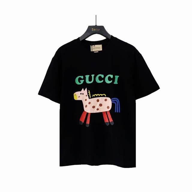 实拍细节图+尺码表 Gucci 古驰 早春卡通动物小马印花T恤 选用客供定制针织 %纯棉面打造,面料手感细腻，厚实有质感的纯棉布 高密度的机织工艺，如棉絮般柔紧