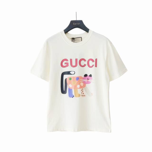 尺码表+实拍细节图 Gucci 古驰 早春卡通怪异猫图案印花T恤 选用客供定制针织 %纯棉面打造,面料手感细腻，厚实有质感的纯棉布 高密度的机织工艺，如棉絮般柔