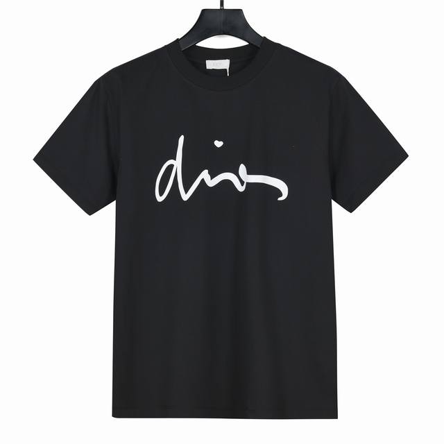 dior迪奥25Ss官网新款签名短袖T 面料采用280克重双纱精梳棉，定制32支1*1螺纹，成衣两遍水洗处理，面料舒适亲肤无异感，定制定染面料，纺织密度高，垂感